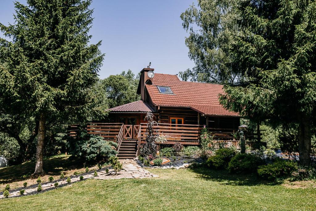 Dom na odludziu Bieszczady, Wojtkowa, Myśliwska chata na skraju lasu