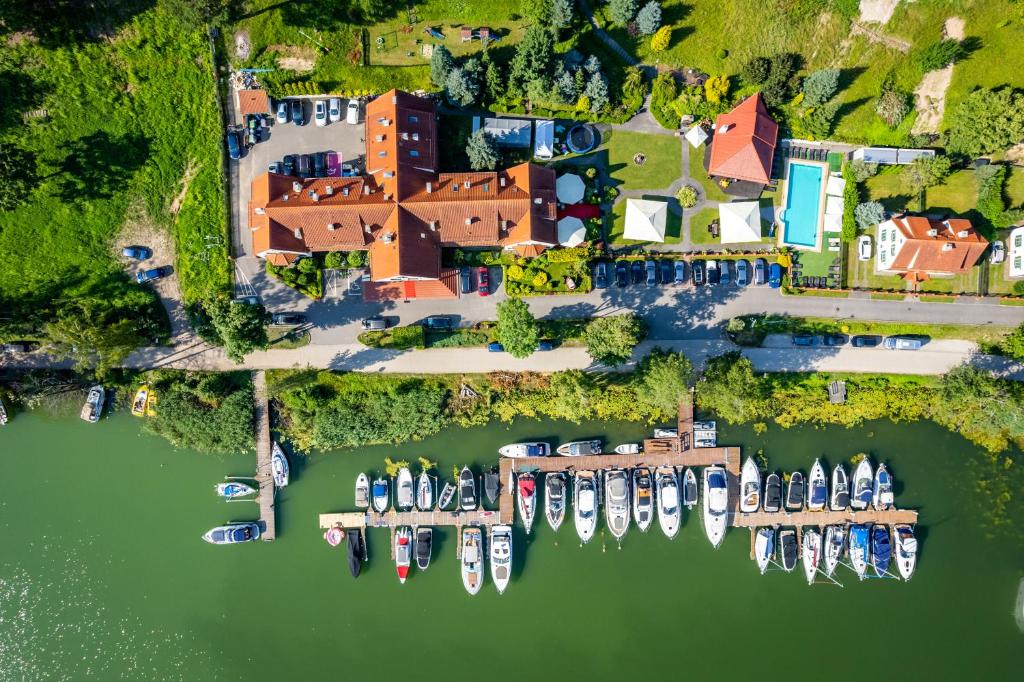 Mazury noclegi nad jeziorem z wyżywieniem i basenem, Amax Boutique Hotel