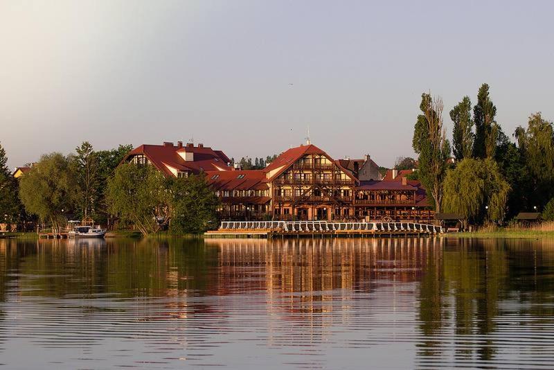 Mazury noclegi nad jeziorem z wyżywieniem i basenem, Gościniec Molo