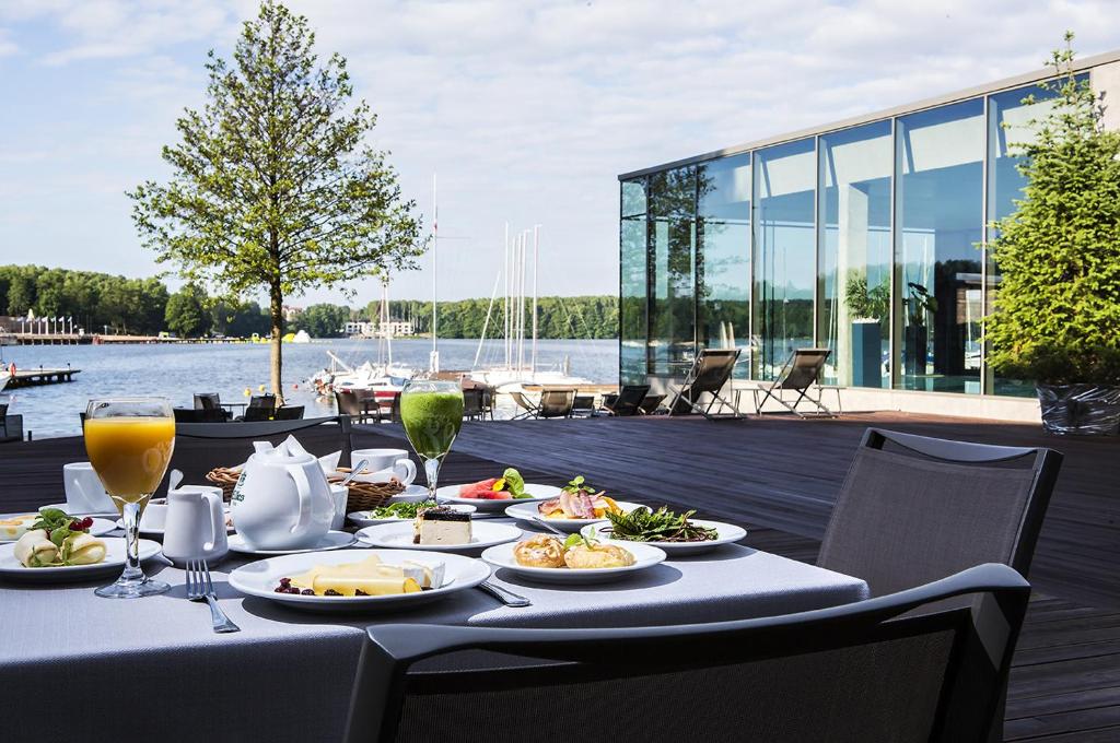 Mazury noclegi nad jeziorem z wyżywieniem i basenem, Przystań Hotel&Restaurants