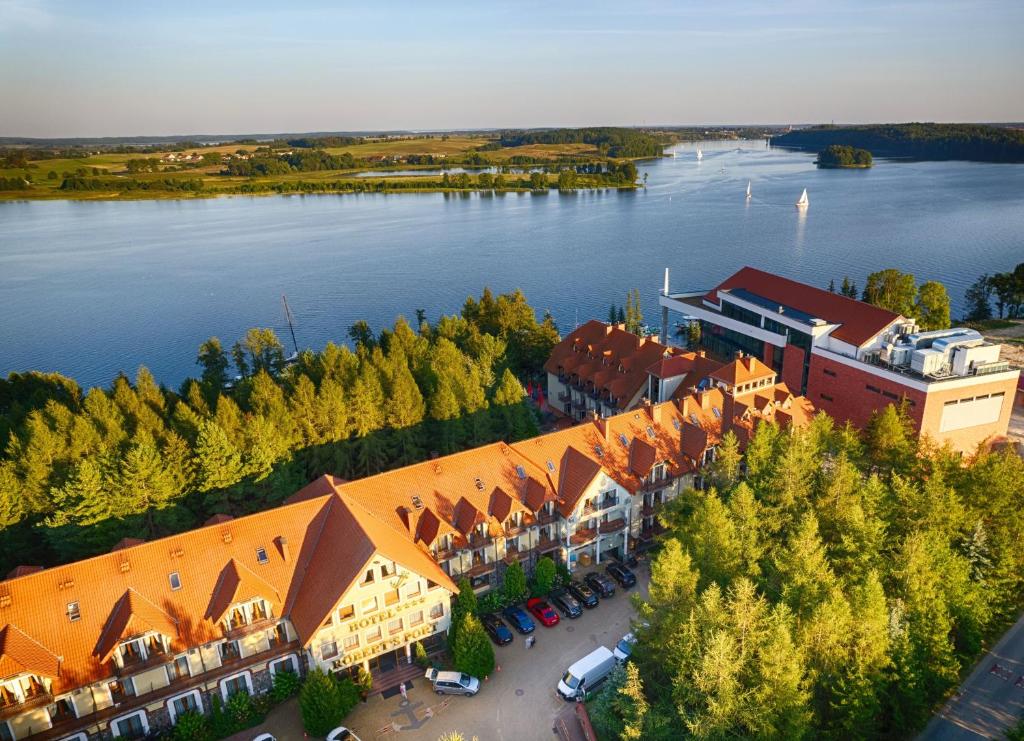 Mazury noclegi nad jeziorem z wyżywieniem i basenem, Hotel Robert's Port