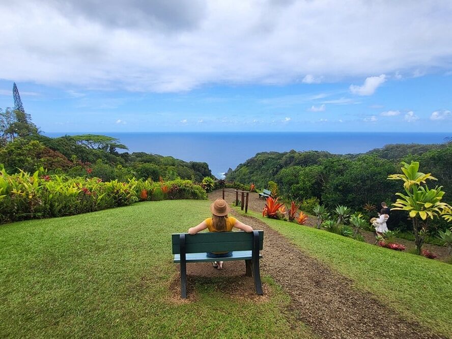 Angie na ławce z widokiem na ocean, Maui, Hawaje, USA.