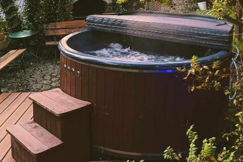 Domki w lesie z jacuzzi, Domek z jacuzzi, Łobozew