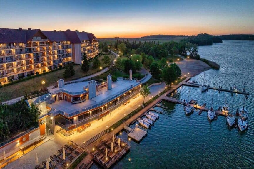 Mazury noclegi nad jeziorem z wyżywieniem i basenem, Hotel Gołębiewski Mikołajki